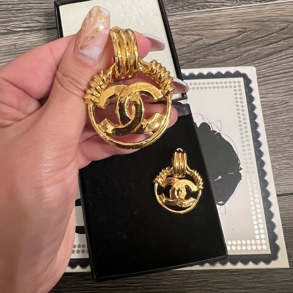 Chanel Vintage Large CC Gold Hoop Earrings - Picture 3 of 9